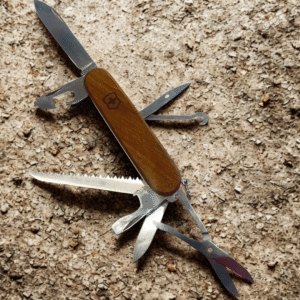 🔸 سكين Victorinox Huntsman Wood – 13 وظيفة من الأناقة السويسرية
